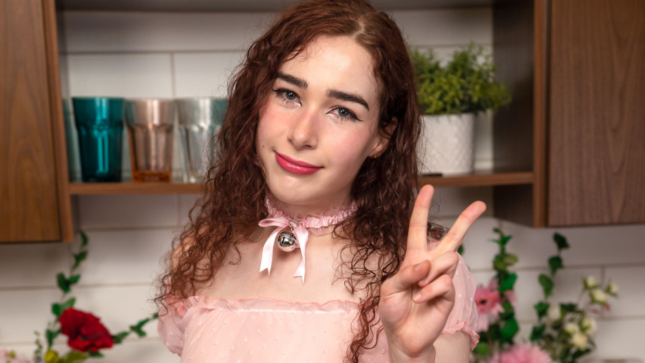 Venus Rides a Toy to a Creamy Cum