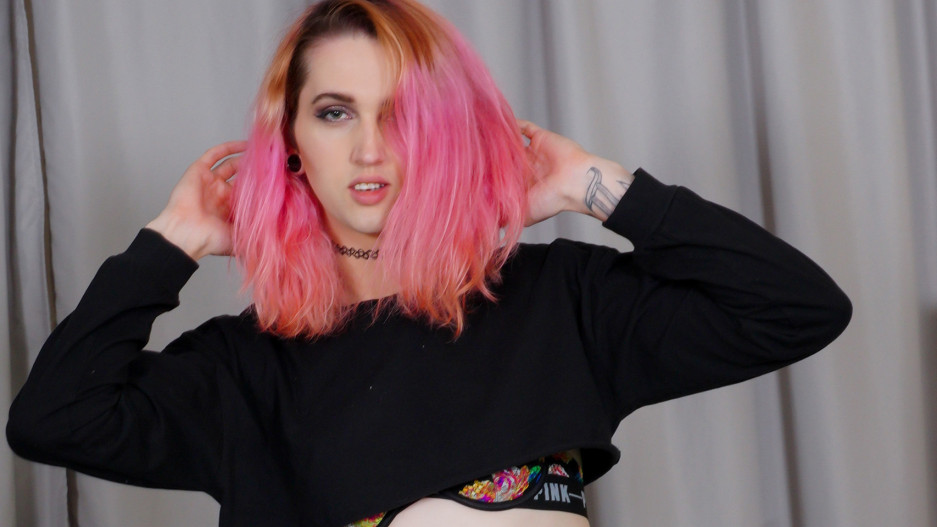 Nikki Jaee Strokes It!