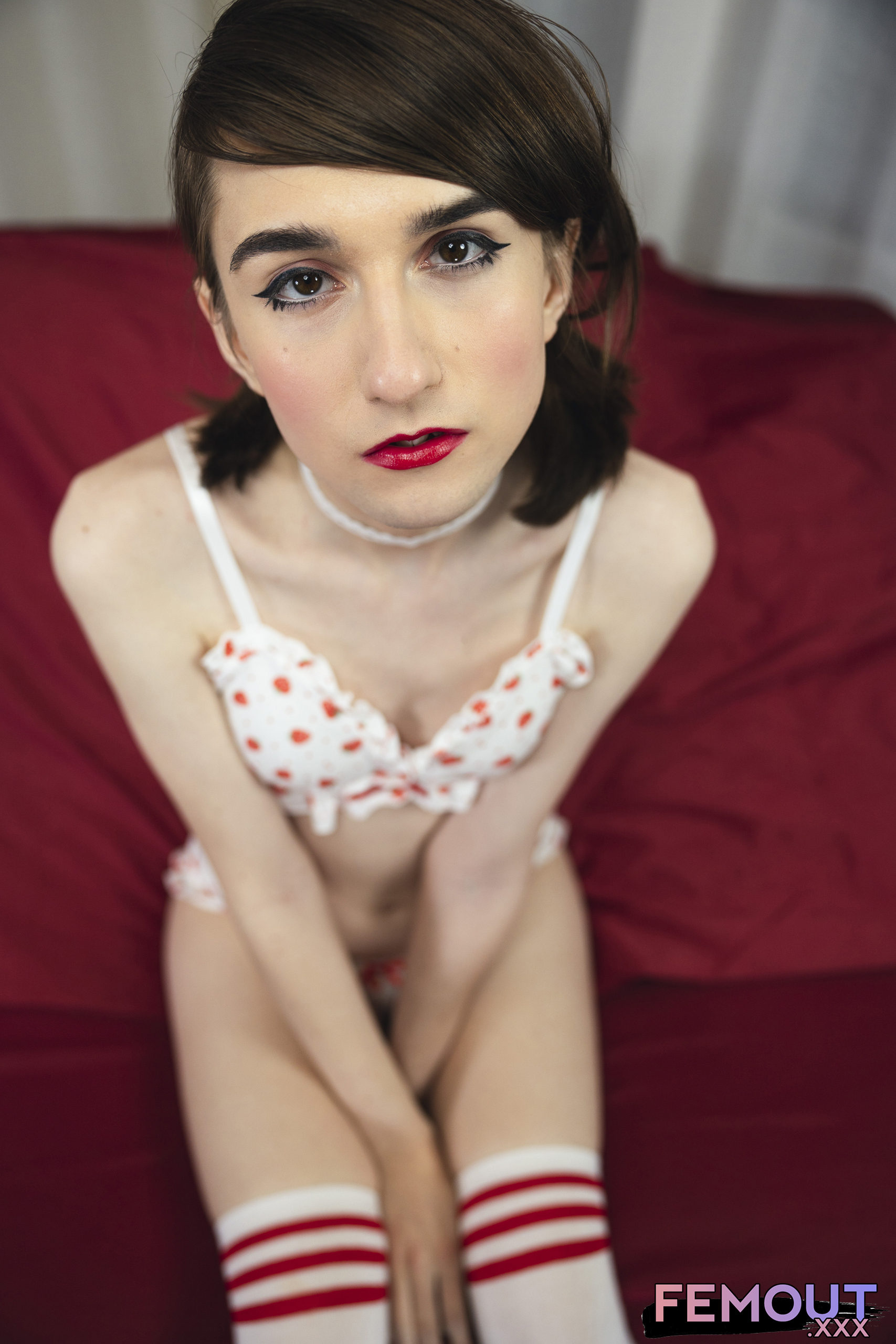 Femout: Adorable Lemmi Begs You To Come To Bed